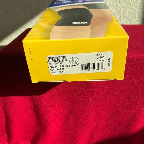 NIB Bell-Horn Prostyle Knee Brace/Knee Sleeve Closed Patella 203 Size Medium - Picture 6 of 6